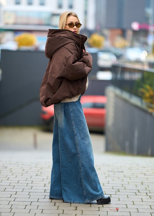 Brązowa pikowana kurtka damska z wysokim kołnierzem, zapinana na suwak, fason oversize, styl casual