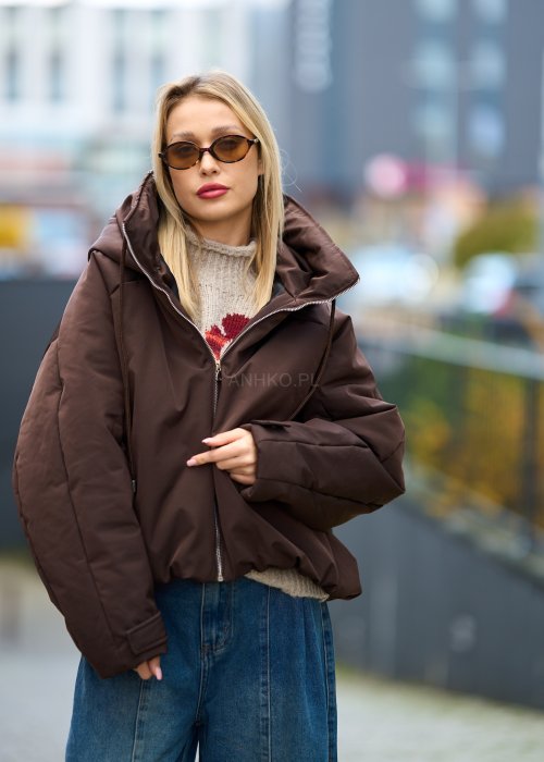 Brązowa pikowana kurtka damska z wysokim kołnierzem, zapinana na suwak, fason oversize, styl casual