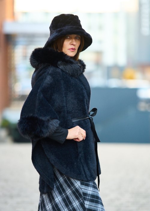 Ciepły czarny płaszcz z futrzanym kołnierzem i mankietami przewiązywany satynowym paskiem elegancka moda damska
