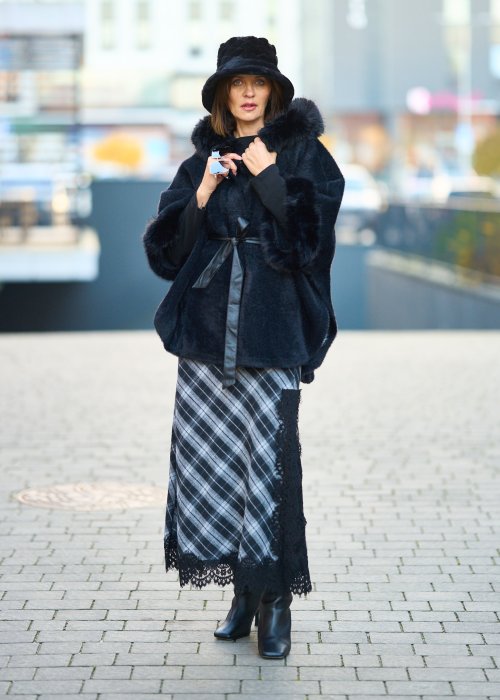 Ciepły czarny płaszcz z futrzanym kołnierzem i mankietami przewiązywany satynowym paskiem elegancka moda damska