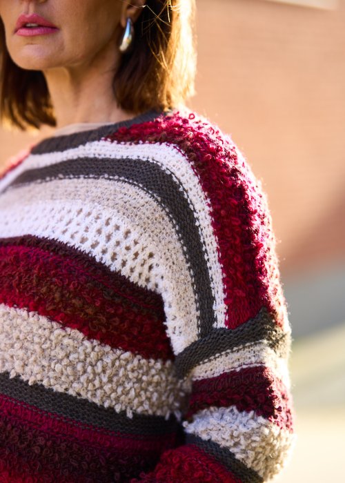 Sweter w grube kolorowe pasy w odcieniach czerwieni, beżu i brązu, o teksturowanym splocie