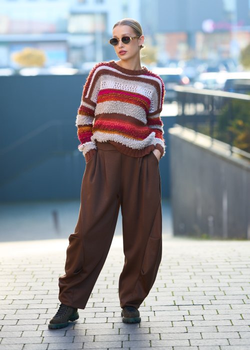 Sweter w pasy w odcieniach brązu, bieli, czerwieni i różu o grubym splocie