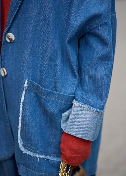 damska marynarka denim w kolorze niebieskim z dużym kołnierzem, szerokimi rękawami i przetarciami na kieszeniach