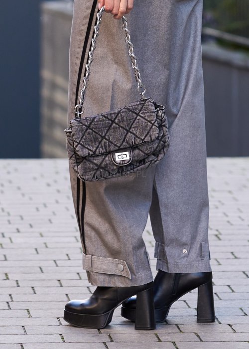 Szara pikowana torebka na grubym łańcuchu, z klapą i metalowym zapięciem, wykonana z miękkiego materiału w stylu casual