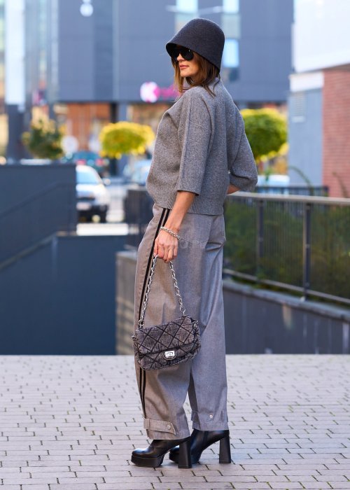 Szara pikowana torebka na grubym łańcuchu, z klapą i metalowym zapięciem, wykonana z miękkiego materiału w stylu casual