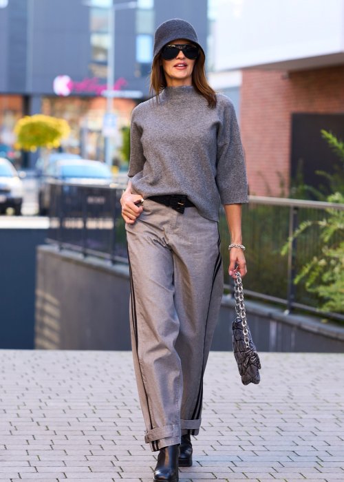 Szara pikowana torebka na grubym łańcuchu, z klapą i metalowym zapięciem, wykonana z miękkiego materiału w stylu casual