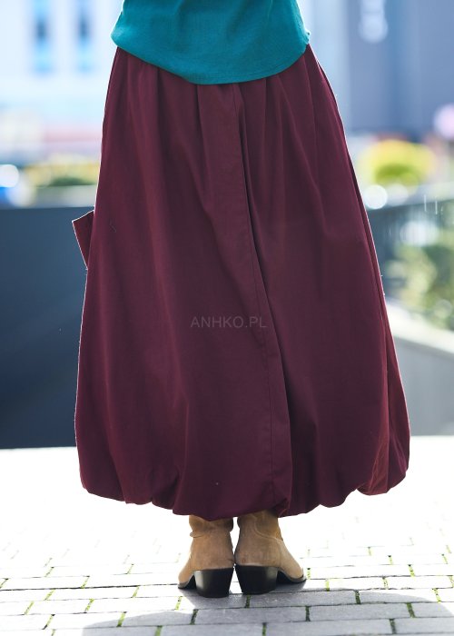 Bordowa spódnica o luźnym kroju z dużą kieszenią i wiązaniem w talii, styl oversize casual