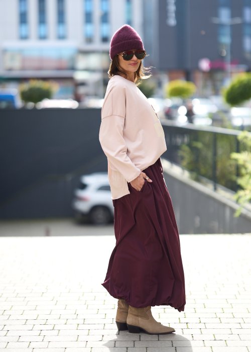 Bordowa spódnica o luźnym kroju z dużą kieszenią i wiązaniem w talii, styl oversize casual