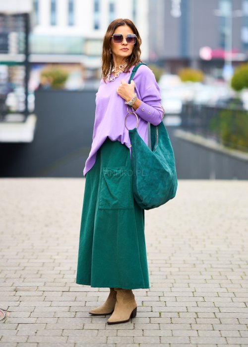 Zielona sztruksowa spódnica midi o luźnym kroju z dużymi kieszeniami, styl boho, zestawiona z beżowymi zamszowymi botkami