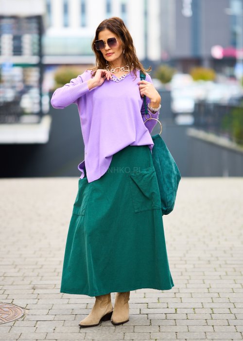 Zielona sztruksowa spódnica midi o luźnym kroju z dużymi kieszeniami, styl boho, zestawiona z beżowymi zamszowymi botkami