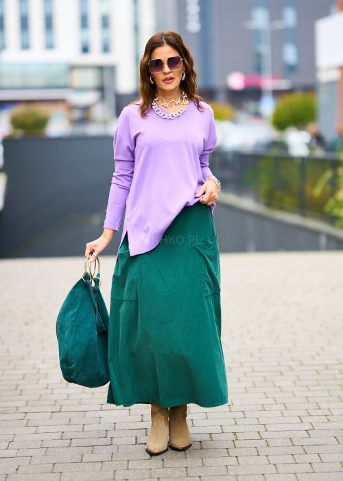 Zielona sztruksowa spódnica midi o luźnym kroju z dużymi kieszeniami, styl boho, zestawiona z beżowymi zamszowymi botkami