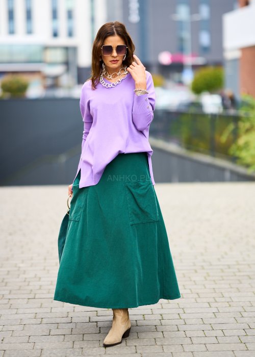 Zielona sztruksowa spódnica midi o luźnym kroju z dużymi kieszeniami, styl boho, zestawiona z beżowymi zamszowymi botkami