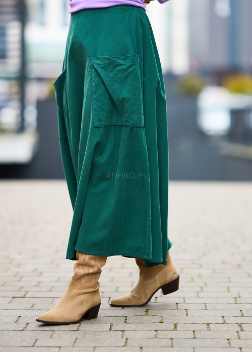 Zielona sztruksowa spódnica midi o luźnym kroju z dużymi kieszeniami, styl boho, zestawiona z beżowymi zamszowymi botkami