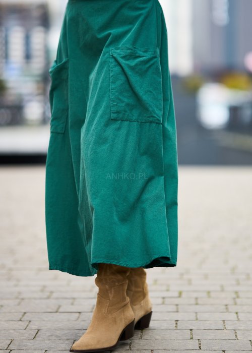 Zielona sztruksowa spódnica midi o luźnym kroju z dużymi kieszeniami, styl boho, zestawiona z beżowymi zamszowymi botkami