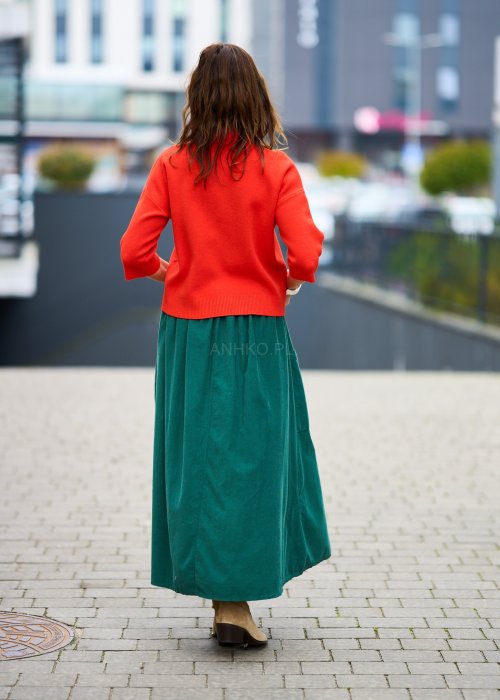 Zielona sztruksowa spódnica midi o luźnym kroju z dużymi kieszeniami, styl boho, zestawiona z beżowymi zamszowymi botkami