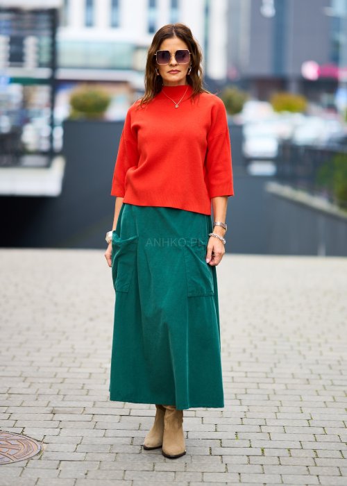 Zielona sztruksowa spódnica midi o luźnym kroju z dużymi kieszeniami, styl boho, zestawiona z beżowymi zamszowymi botkami
