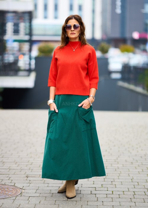 Zielona sztruksowa spódnica midi o luźnym kroju z dużymi kieszeniami, styl boho, zestawiona z beżowymi zamszowymi botkami