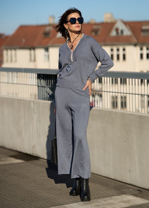Niebieskie dzianinowe spodnie damskie o szerokiej nogawce i luźnym kroju, minimalistyczna moda codzienna w stylu casual