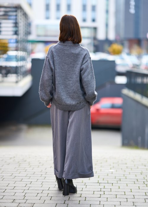 Szare eleganckie spodnie culottes z mankietami