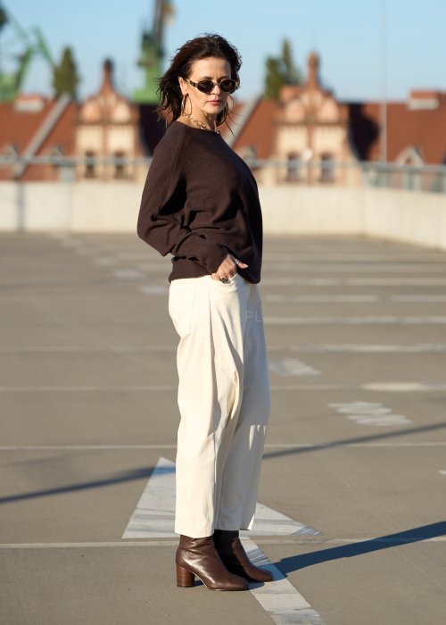 Brązowy sweter z długim rękawem i dekoltem w łódkę z miękkiej dzianiny w stylu minimalistycznym