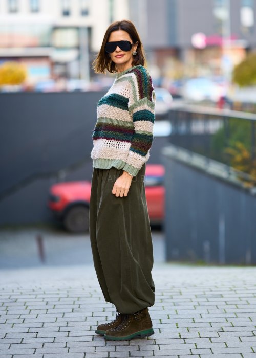 Dzianinowy sweter damski w pasy w odcieniach zieleni, beżu i bordo, luźny krój, styl boho