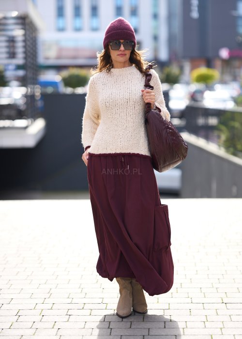 beżowy sweter o grubym splocie
