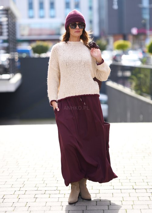 beżowy sweter o grubym splocie