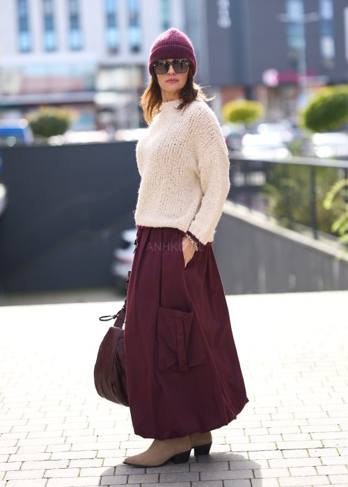 beżowy sweter o grubym splocie