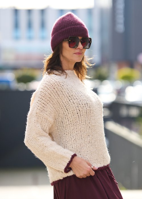 beżowy sweter o grubym splocie