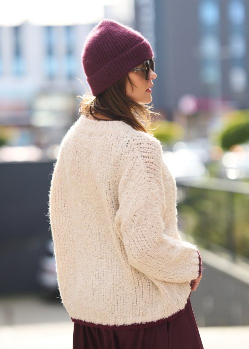 beżowy sweter o grubym splocie