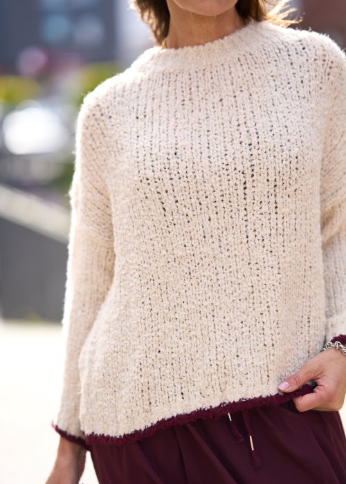 beżowy sweter o grubym splocie