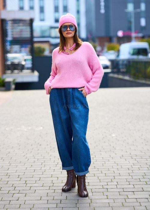Różowy sweter damski z miękkiej dzianiny o luźnym kroju i dekolcie w serek, styl casual