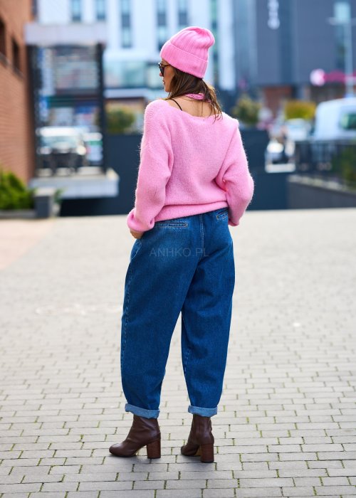 Różowy sweter damski z miękkiej dzianiny o luźnym kroju i dekolcie w serek, styl casual