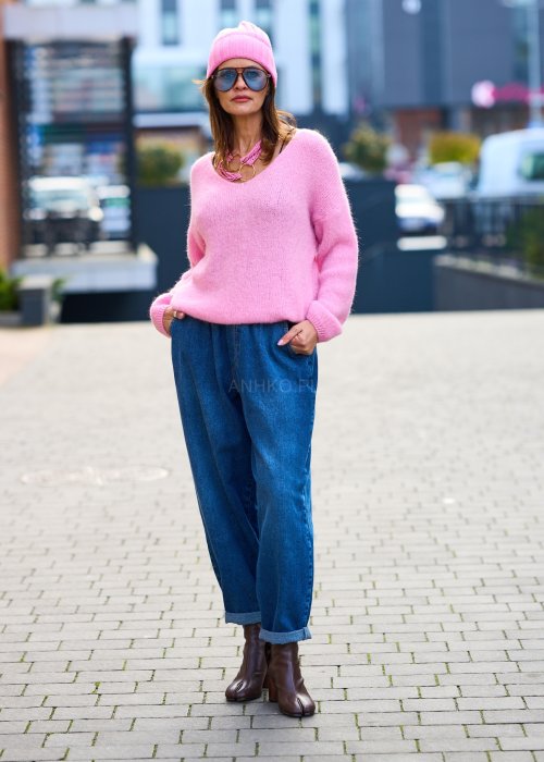Różowy sweter damski z miękkiej dzianiny o luźnym kroju i dekolcie w serek, styl casual