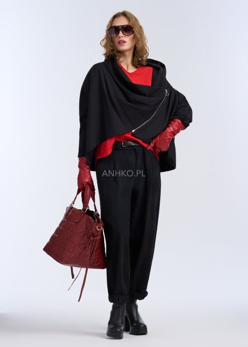 Czarna bluza oversize z asymetrycznym krojem i ukośnym zamkiem, nowoczesna stylizacja miejska.