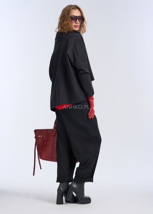 Czarna bluza oversize z asymetrycznym krojem i ukośnym zamkiem, nowoczesna stylizacja miejska.