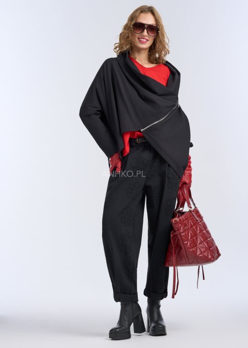 Czarna bluza oversize z asymetrycznym krojem i ukośnym zamkiem, nowoczesna stylizacja miejska.