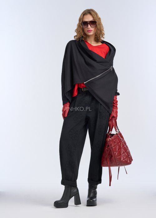 Czarna bluza oversize z asymetrycznym krojem i ukośnym zamkiem, nowoczesna stylizacja miejska.
