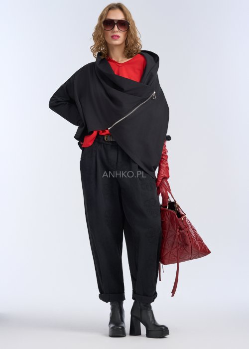 Czarna bluza oversize z asymetrycznym krojem i ukośnym zamkiem, nowoczesna stylizacja miejska.