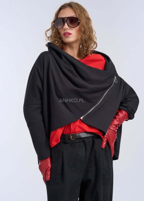 Czarna bluza oversize z asymetrycznym krojem i ukośnym zamkiem, nowoczesna stylizacja miejska.
