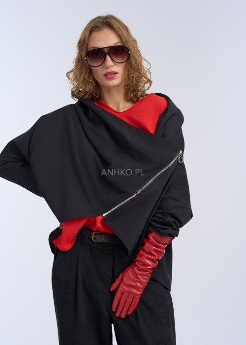 Czarna bluza oversize z asymetrycznym krojem i ukośnym zamkiem, nowoczesna stylizacja miejska.