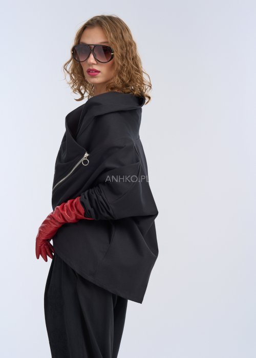 Czarna bluza oversize z asymetrycznym krojem i ukośnym zamkiem, nowoczesna stylizacja miejska.