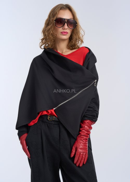 Czarna bluza oversize z asymetrycznym krojem i ukośnym zamkiem, nowoczesna stylizacja miejska.