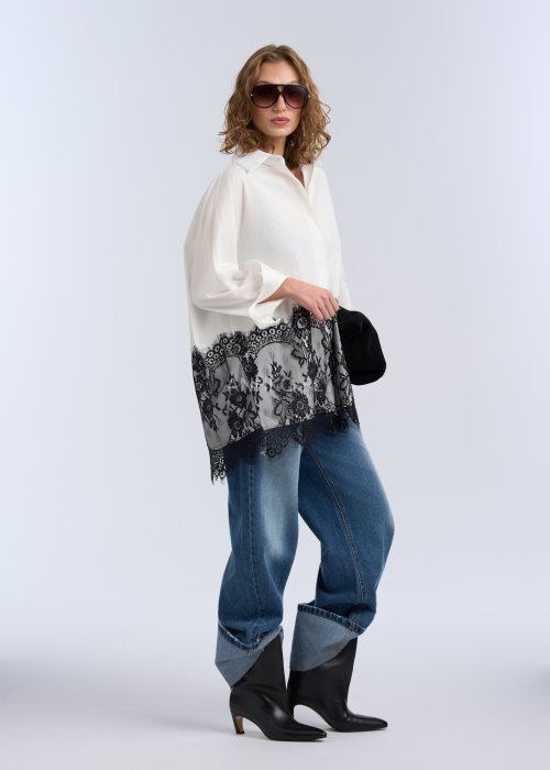Niebieskie jeansy o luźnym, prostym kroju z wysokim stanem, wykonane z klasycznego denimu. Nogawki są szerokie i swobodnie opadają, z lekko zaznaczonym efektem sprania