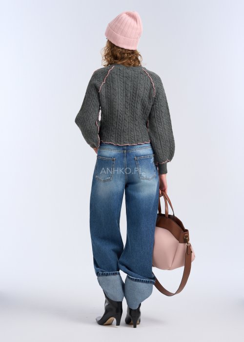 Niebieskie jeansy o luźnym, prostym kroju z wysokim stanem, wykonane z klasycznego denimu. Nogawki są szerokie i swobodnie opadają, z lekko zaznaczonym efektem sprania