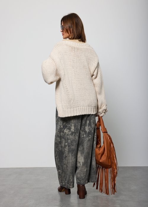 Kremowy kardigan handmade gruby, dziergany sweter z luźnym fasonem i ozdobnymi rękawami.