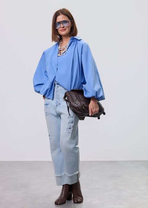 Niebieska koszula Noira Calm z bufiastymi rękawami i elastycznym dołem, luźny krój oversize, styl smart casual.