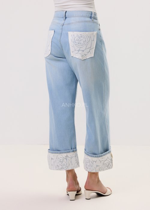 Jasnoniebieskie damskie jeansy Blue Blossom Roll z prostą, lekko skróconą nogawką i wywiniętym mankietem. Model z klasycznymi kieszeniami oraz dekoracyjnym, jasnym wzorem kwiatowym na podwinięciach i tylnych kieszeniach