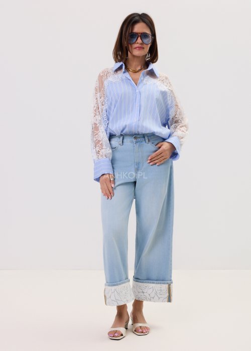 Jasnoniebieskie damskie jeansy Blue Blossom Roll z prostą, lekko skróconą nogawką i wywiniętym mankietem. Model z klasycznymi kieszeniami oraz dekoracyjnym, jasnym wzorem kwiatowym na podwinięciach i tylnych kieszeniach
