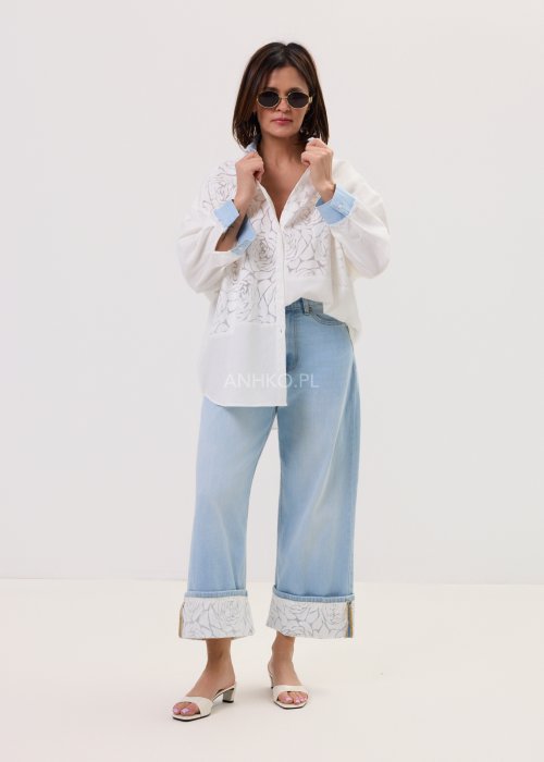 Jasnoniebieskie damskie jeansy Blue Blossom Roll z prostą, lekko skróconą nogawką i wywiniętym mankietem. Model z klasycznymi kieszeniami oraz dekoracyjnym, jasnym wzorem kwiatowym na podwinięciach i tylnych kieszeniach.